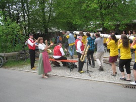 mit z�nftiger Musi...