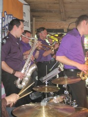 11 Mann, davon 4 Bl�ser